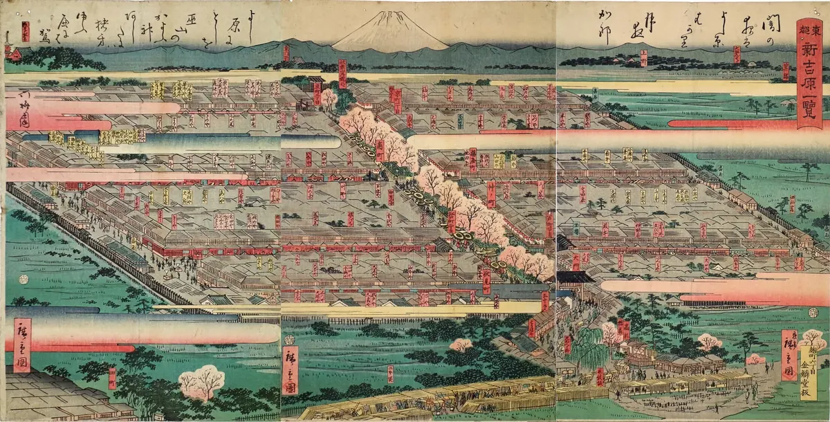 Uma gravura em madeira colorida de Yoshiwara vista de cima, um distrito retangular murado de telhados com cerejeiras em flor e o Monte Fuji ao longe